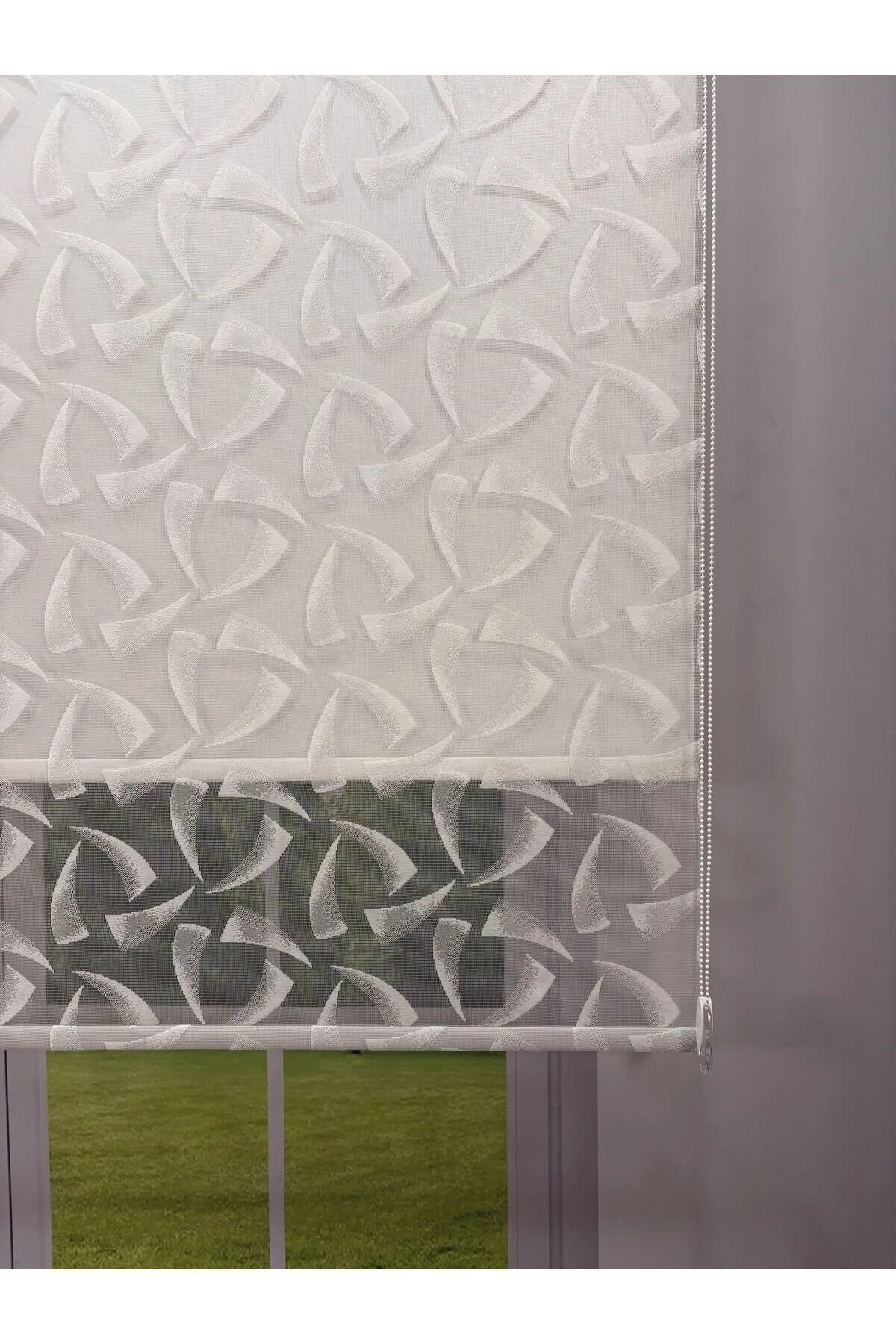 NOVA Serisi – Üç Yaprak Desenli Çift Mekanizmalı Beyaz Tül Beyaz Stor Perde