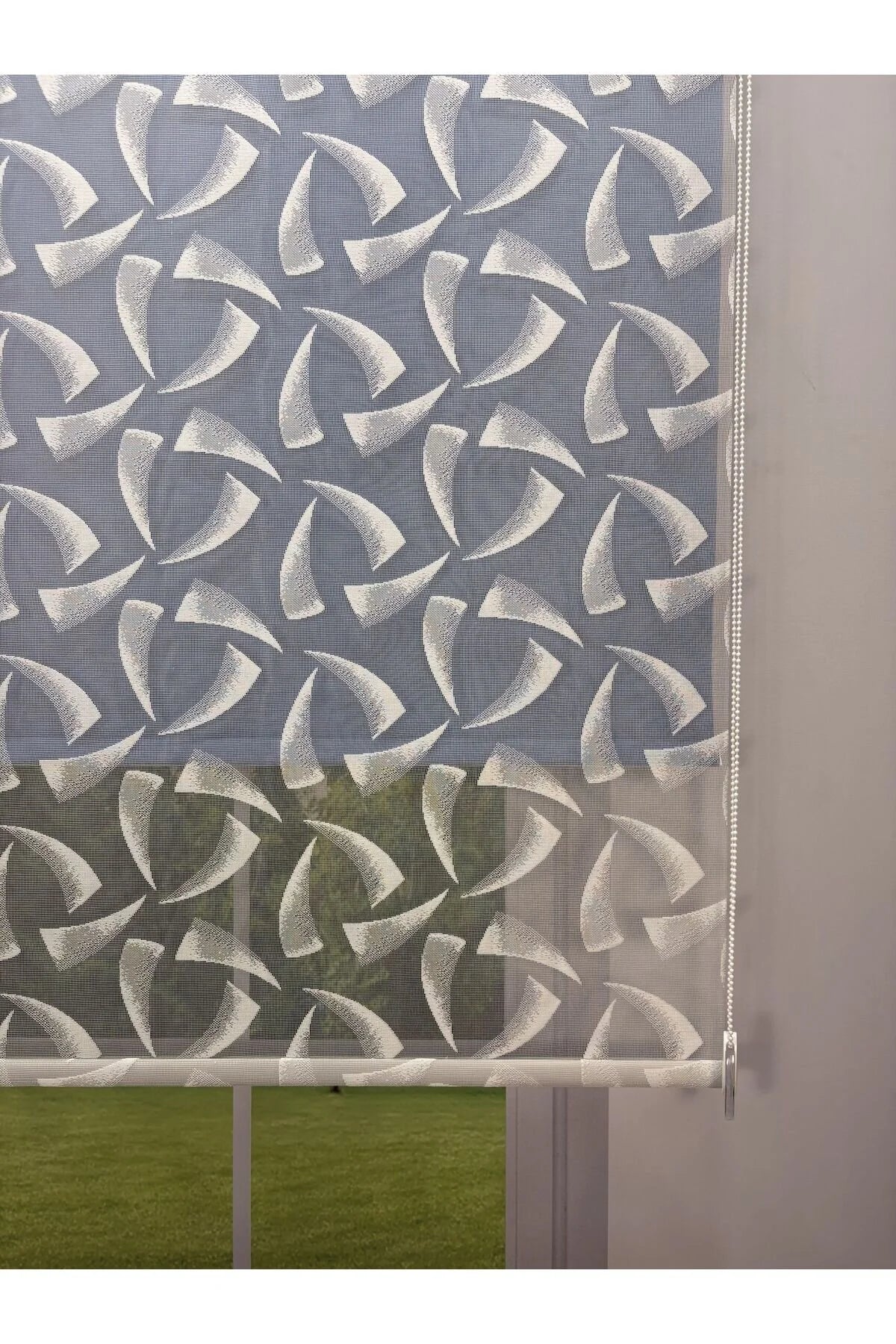 NOVA Serisi – Üç Yaprak Desenli Çift Mekanizmalı Beyaz Tül Mavi Stor Perde