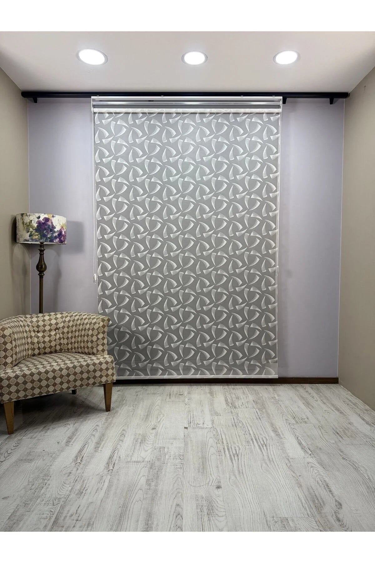 NOVA Serisi – Üç Yaprak Desenli Çift Mekanizmalı Beyaz Tül Antrasit Gri Stor Perde