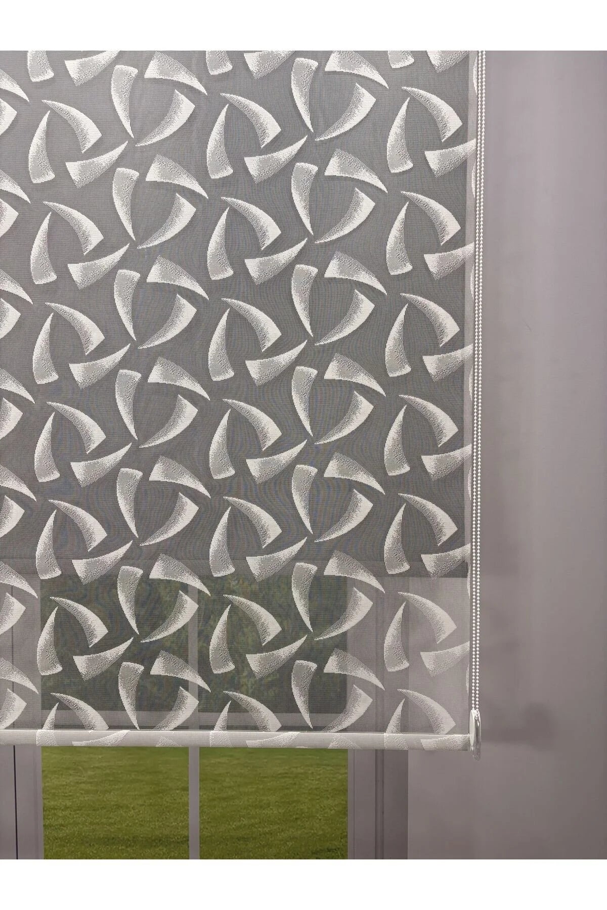 NOVA Serisi – Üç Yaprak Desenli Çift Mekanizmalı Beyaz Tül Antrasit Gri Stor Perde