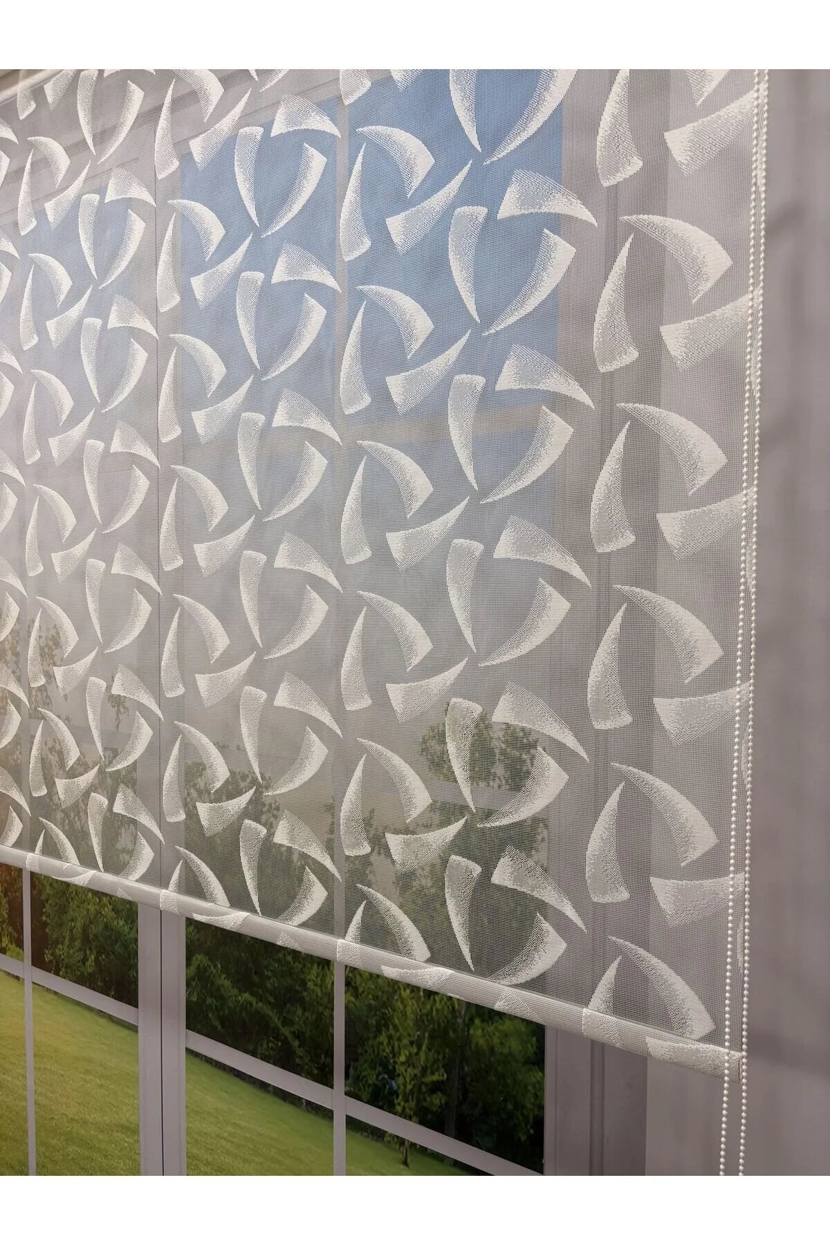 NOVA Serisi – Üç Yaprak Desenli Çift Mekanizmalı Beyaz Tül Beyaz Stor Perde