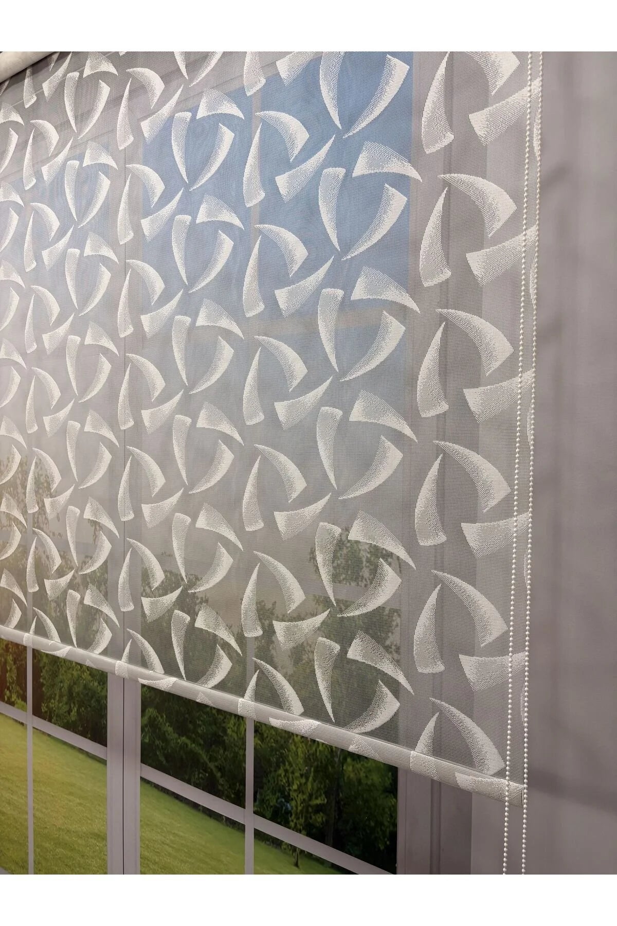 NOVA Serisi – Üç Yaprak Desenli Çift Mekanizmalı Beyaz Tül Antrasit Gri Stor Perde