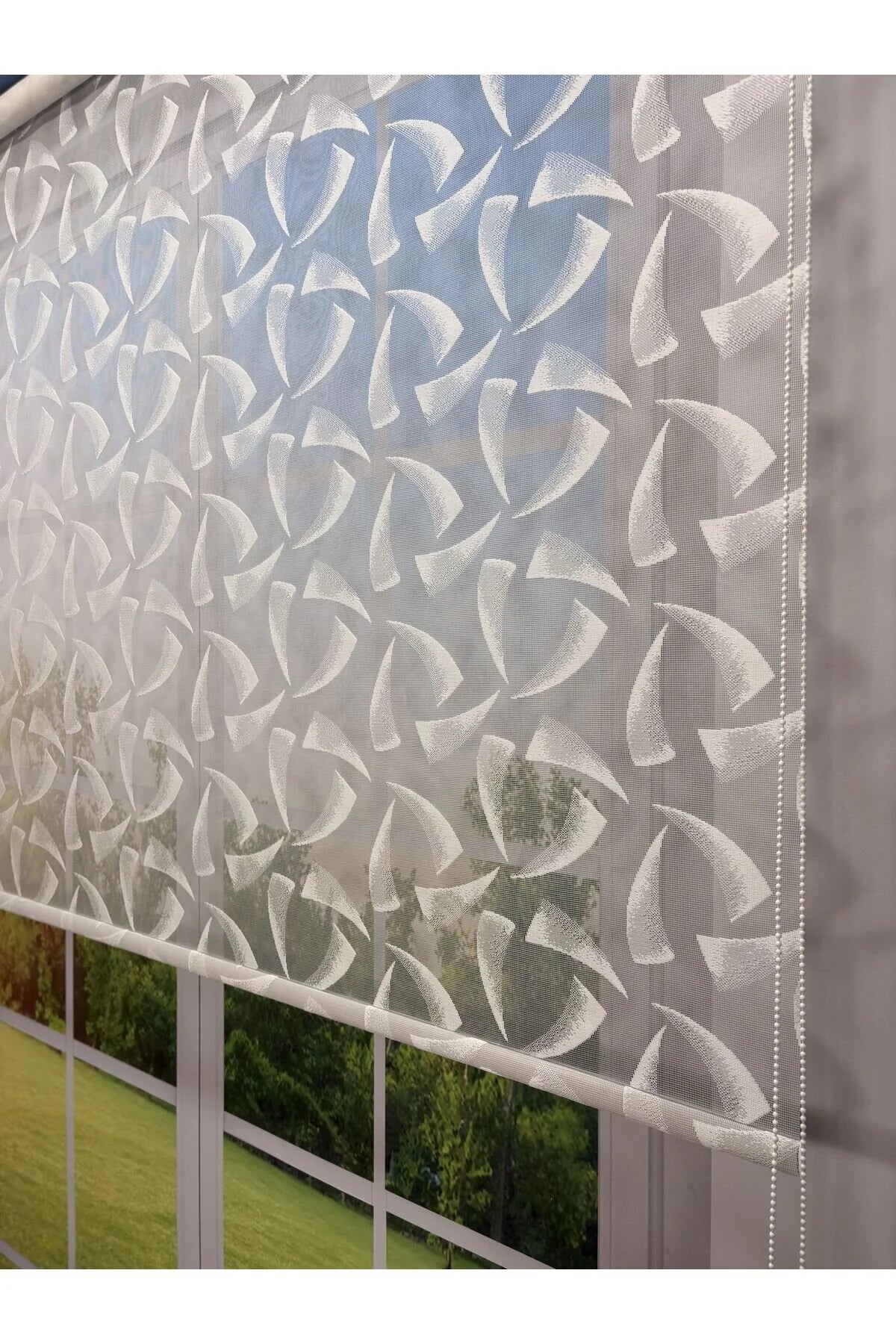 NOVA Serisi – Üç Yaprak Desenli Çift Mekanizmalı Beyaz Tül Mavi Stor Perde