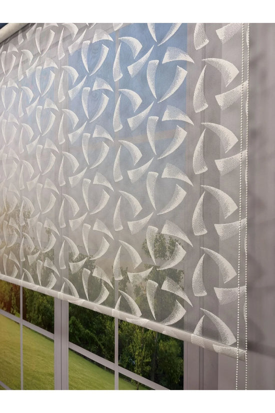 NOVA Serisi – Üç Yaprak Desenli Çift Mekanizmalı Beyaz Tül Mavi Stor Perde