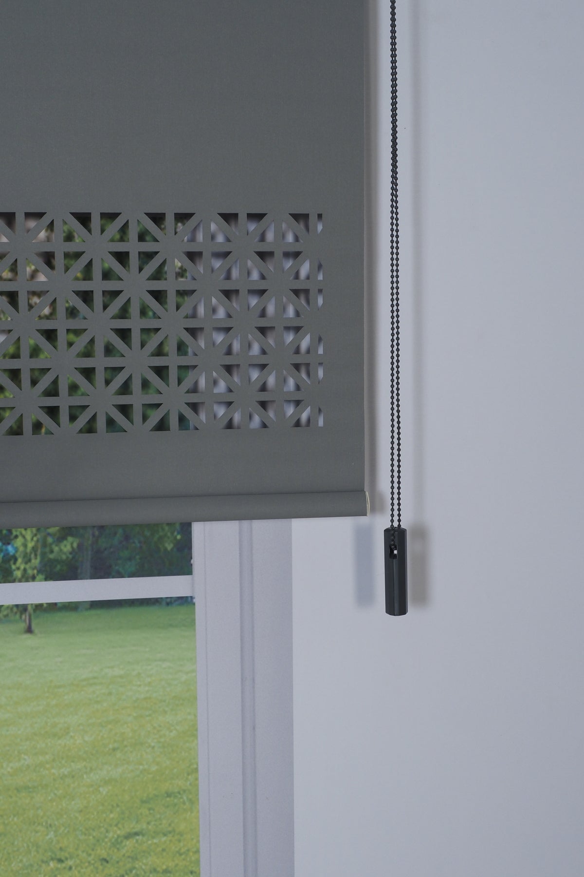 Lazer Kesim Dekoratif Stor Perde 24 cm | İthal Mat Polyester | Antrasit Gri | Oda Karanlığı