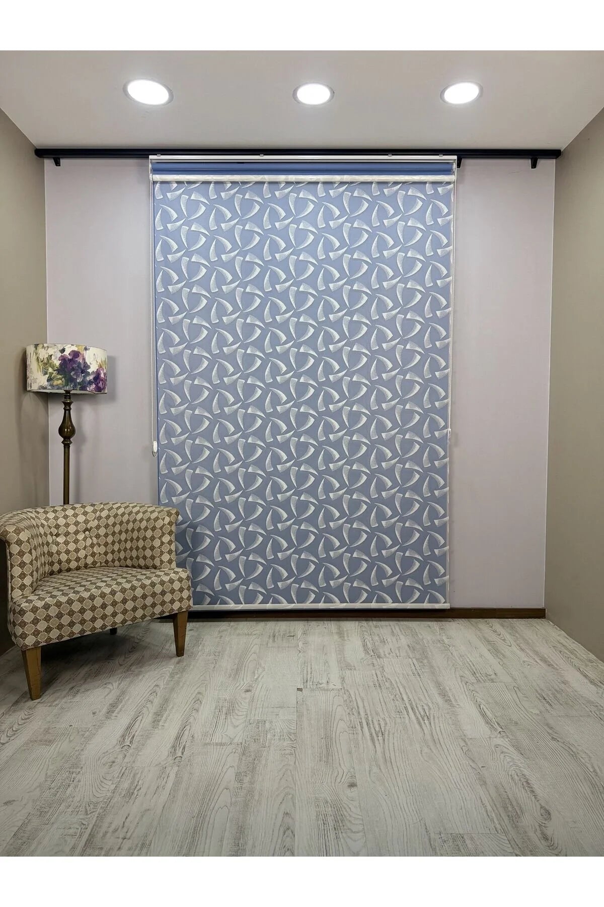 NOVA Serisi – Üç Yaprak Desenli Çift Mekanizmalı Beyaz Tül Mavi Stor Perde