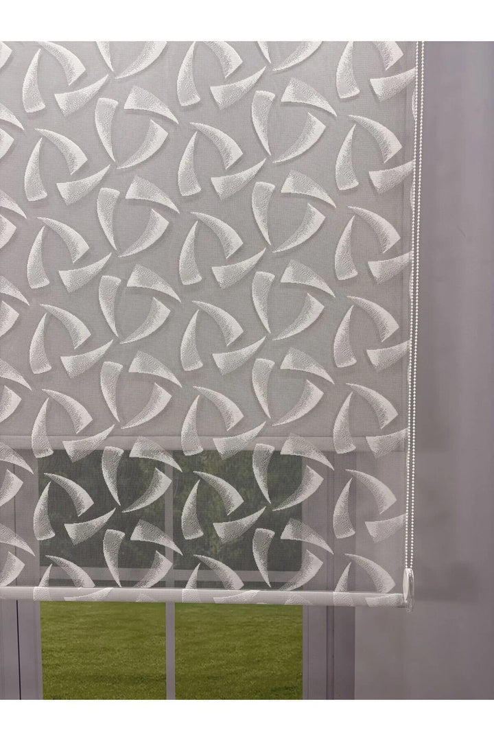 NOVA Serisi – Üç Yaprak Desenli Çift Mekanizmalı Beyaz Tül Açık Gri Stor Perde