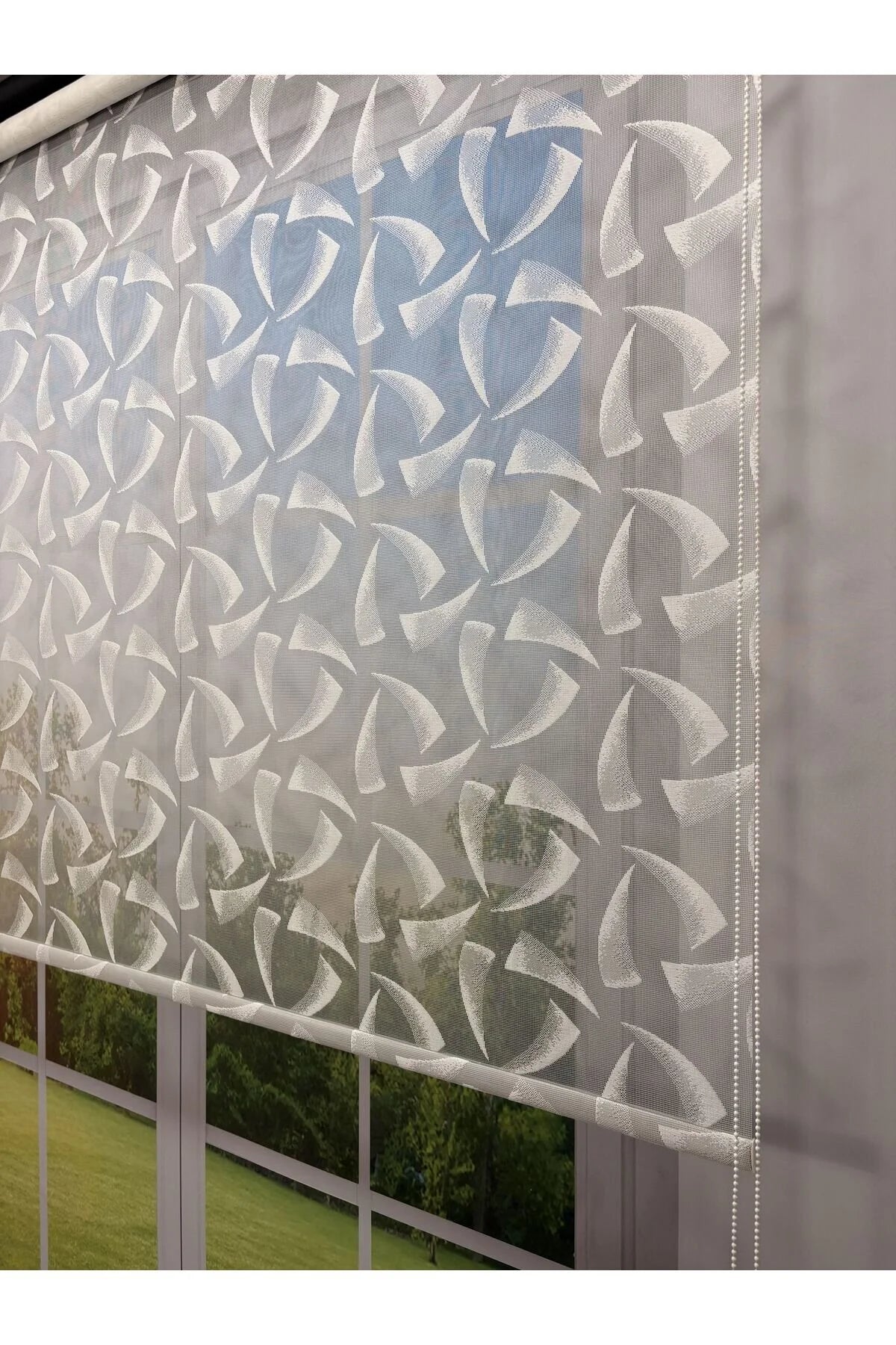 NOVA Serisi – Üç Yaprak Desenli Çift Mekanizmalı Beyaz Tül Siyah Stor Perde