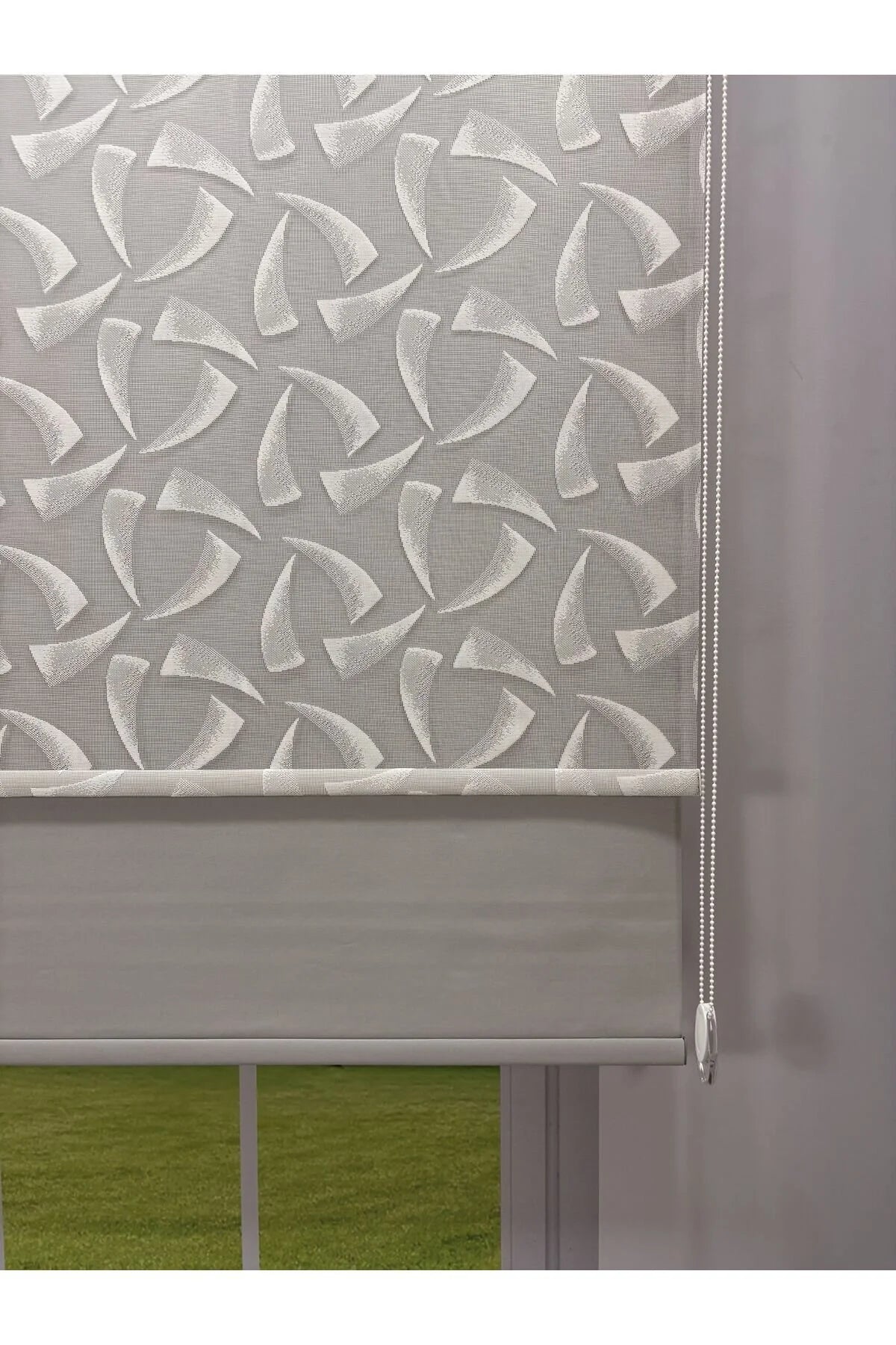 NOVA Serisi – Üç Yaprak Desenli Çift Mekanizmalı Beyaz Tül Açık Gri Stor Perde