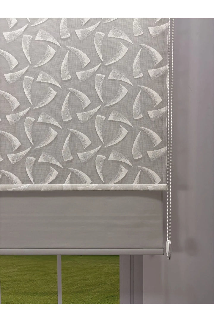 NOVA Serisi – Üç Yaprak Desenli Çift Mekanizmalı Beyaz Tül Açık Gri Stor Perde