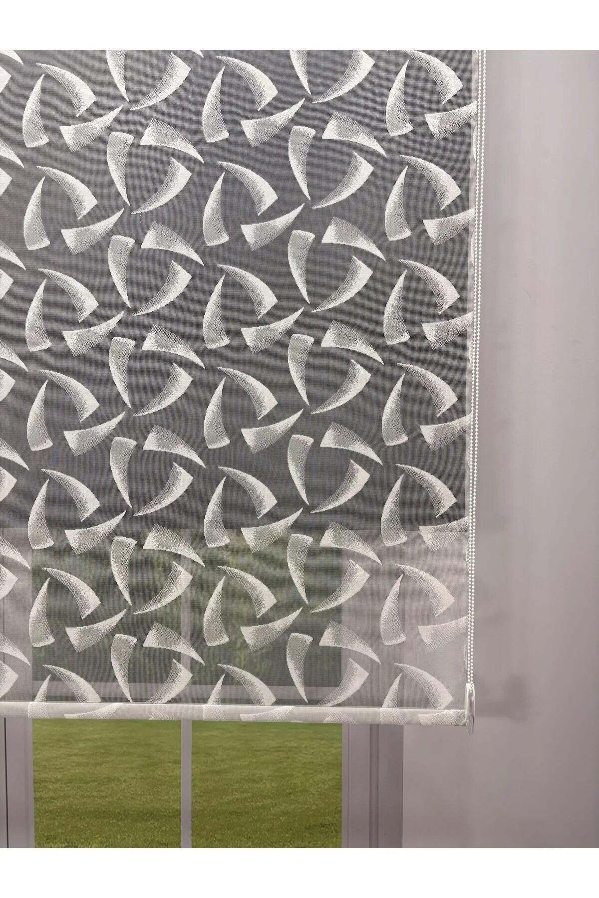 NOVA Serisi – Üç Yaprak Desenli Çift Mekanizmalı Beyaz Tül Siyah Stor Perde