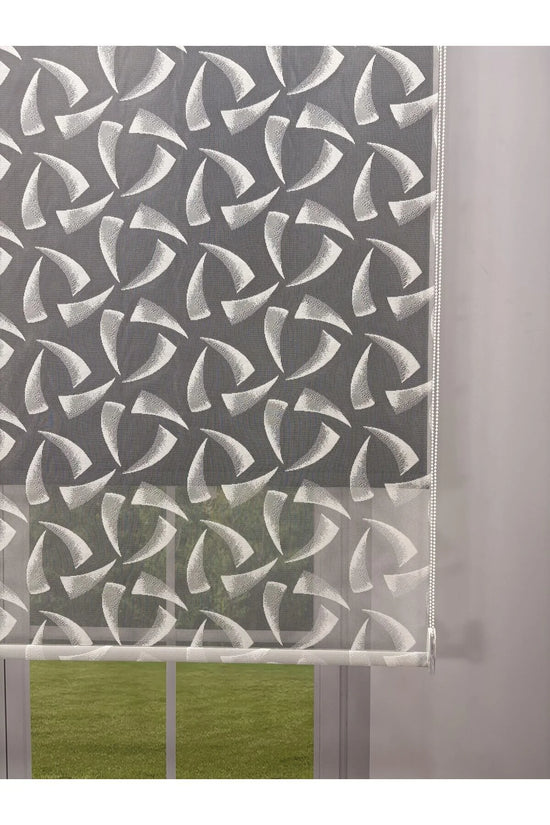 NOVA Serisi – Üç Yaprak Desenli Çift Mekanizmalı Beyaz Tül Siyah Stor Perde