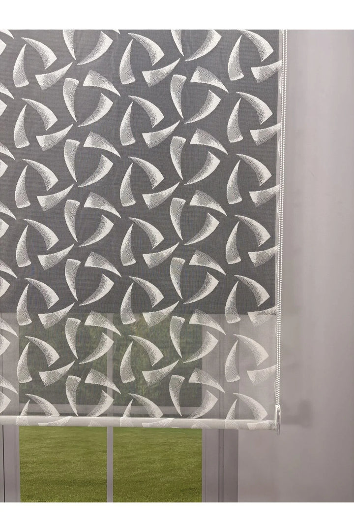 NOVA Serisi – Üç Yaprak Desenli Çift Mekanizmalı Beyaz Tül Siyah Stor Perde