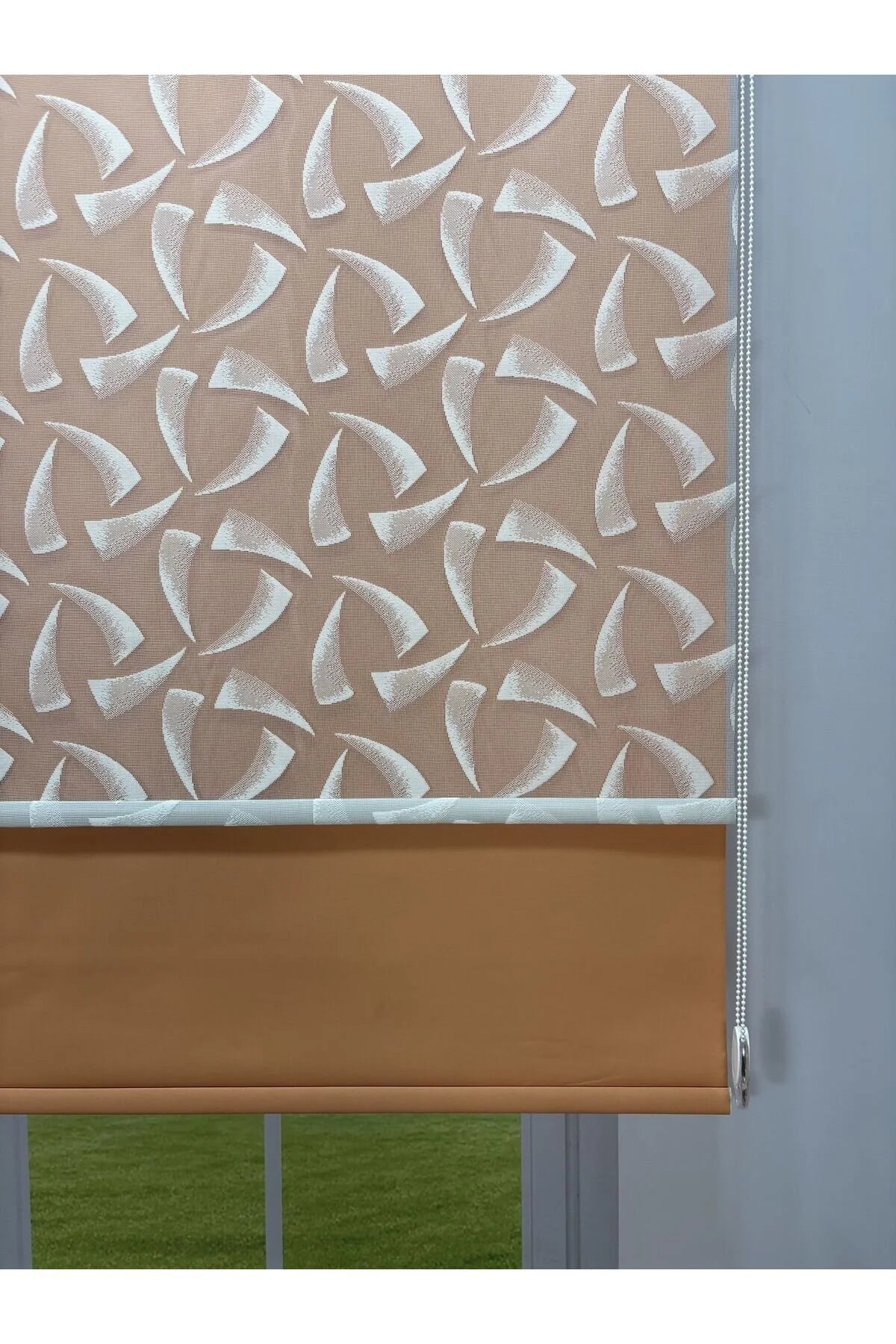 NOVA Serisi – Üç Yaprak Desenli Çift Mekanizmalı Beyaz Tül Turuncu Stor Perde