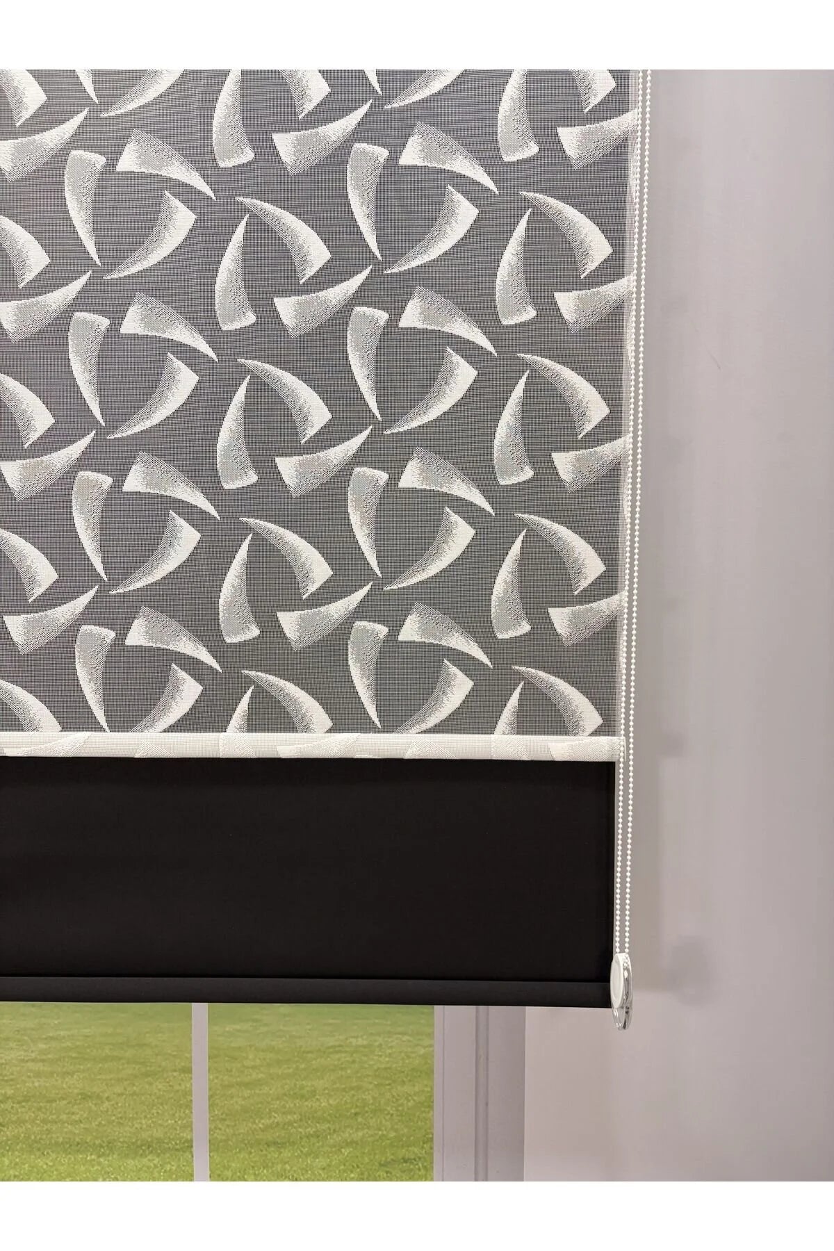 NOVA Serisi – Üç Yaprak Desenli Çift Mekanizmalı Beyaz Tül Siyah Stor Perde