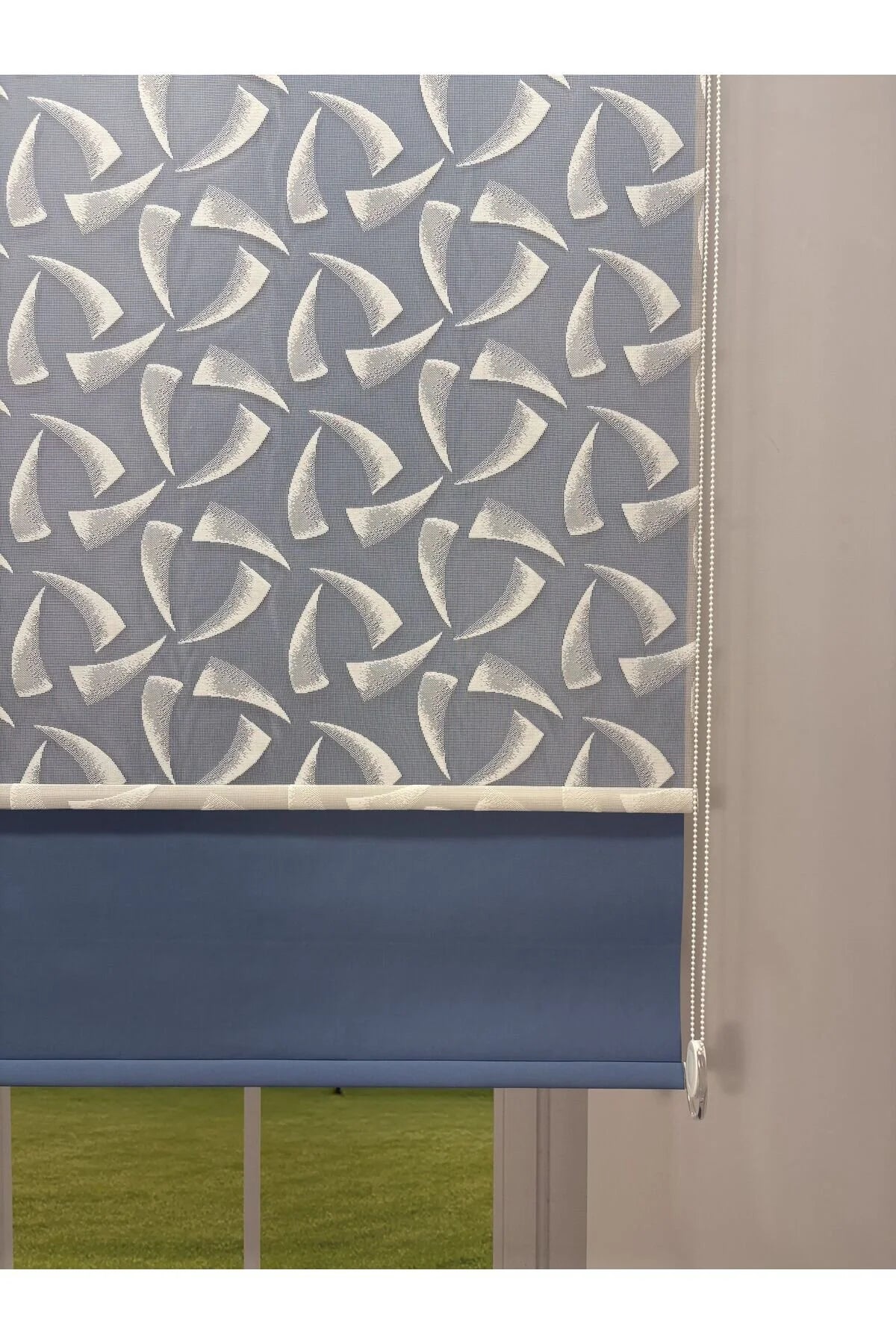 NOVA Serisi – Üç Yaprak Desenli Çift Mekanizmalı Beyaz Tül Mavi Stor Perde