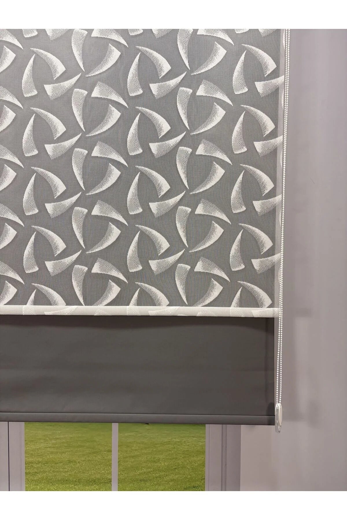 NOVA Serisi – Üç Yaprak Desenli Çift Mekanizmalı Beyaz Tül Antrasit Gri Stor Perde